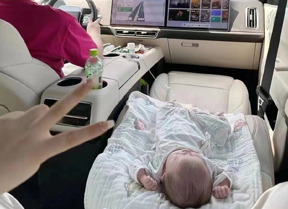 实测验证：把婴儿放在副驾跑高速 时速120急刹会发生什么？