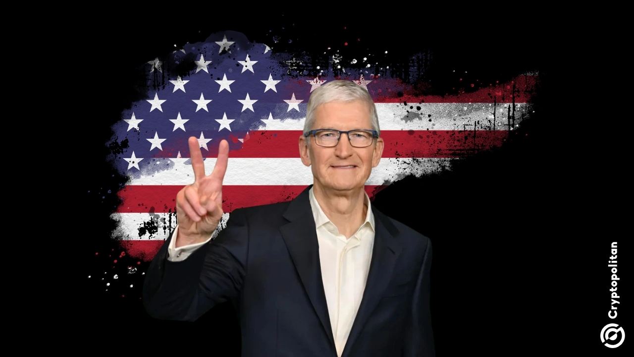 苹果公司蒂姆·库克在 WWDC 2025 上展示了采用 Liquid Glass 重新设计的 iOS 26